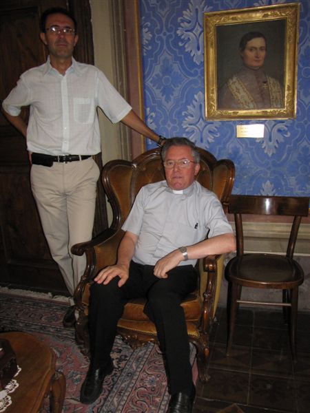 Don Franco Givone (parroco di Gattinara) sotto il ritratto di Don Domenico Tosco e Maurizio Sechi (presidente dell'Associazione Cuncordu)